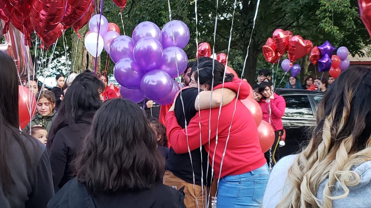 "Sí nos afectó mucho a la escuela y a los estudiantes y los maestros", agregó
<a href="https://www.univision.com/local/chicago-wgbo/con-una-emotiva-vigilia-recuerdan-a-las-estudiantes-latinas-que-murieron-en-un-tragico-accidente-en-hammond-video">Alejandra Espinoza</a>, otra asistente de la secundaria George Washington, donde asistían las jóvenes. "Ella era muy amable", agregó.