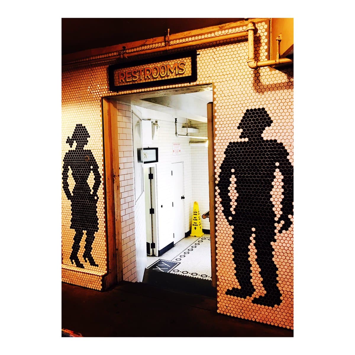 <b>González</b> se sorprendió por el baño del restaurante de Seattle, es por eso que capturó en esta imagen lo divertido de la pared.