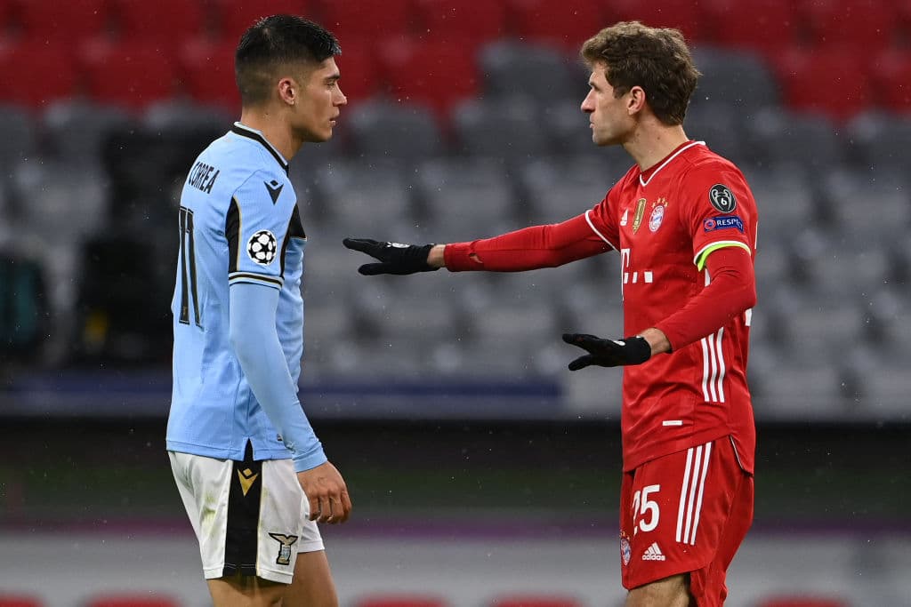 Con dos goles, el Bayern Munich derrotó al Lazio y, con un global de 6-2, los dirigidos por Hansi Flick pasan a Cuartos de Final de la UEFA Champions League. Esta vez, los goleadores de la tarde fueron Robert Lewandowski con penal al minuto 33 y el camerunés Eric Maxim Choupo-Moting. El único gol para los azules fue por parte de Marco Parolo al minuto 82 del encuentro.