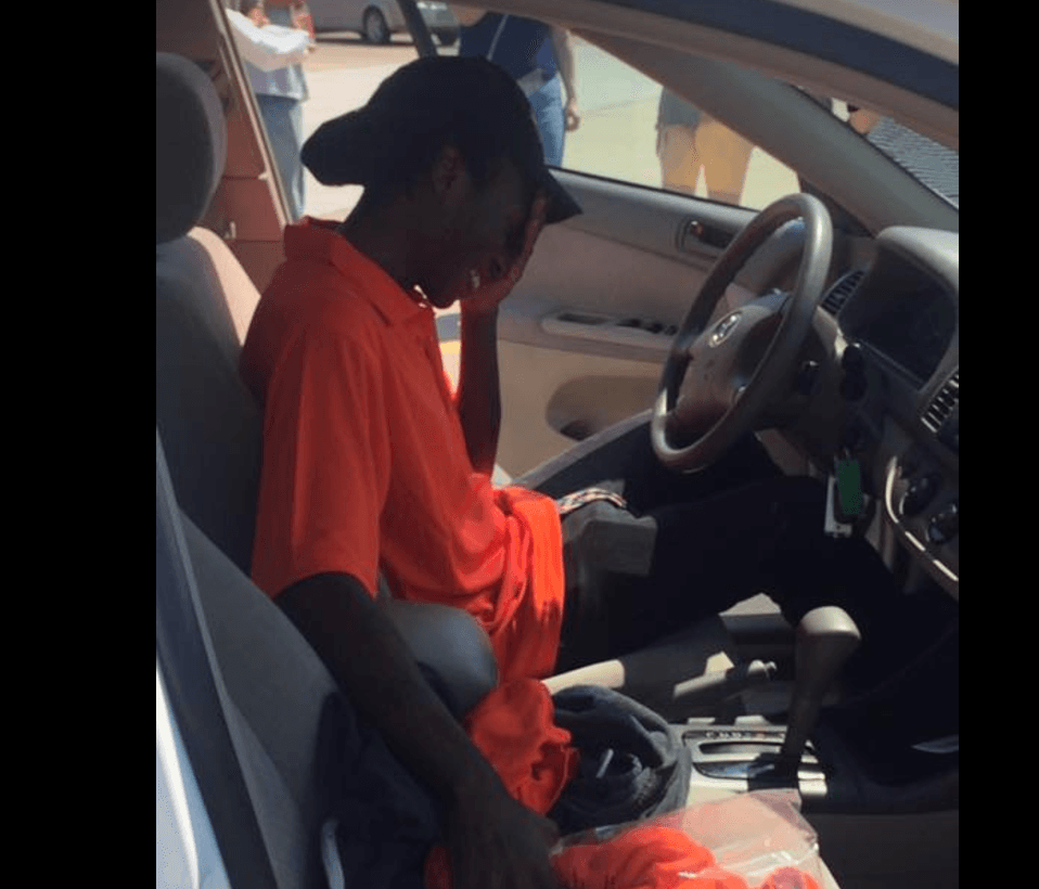 Extraños reúnen fondos y le regalan un auto a joven que caminaba 6 millas para poder trabajar