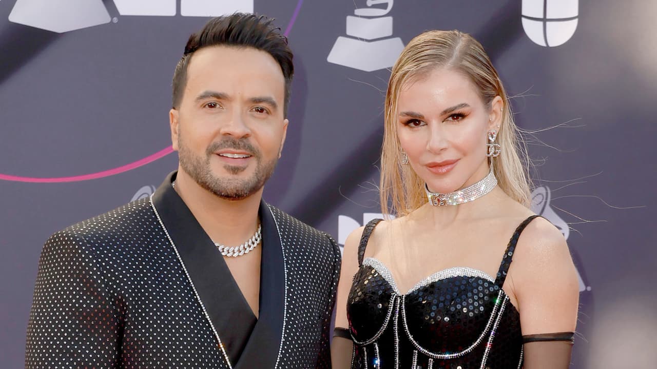 Luis Fonsi y su esposa, Águeda López, desfilan en la alfombra roja.
