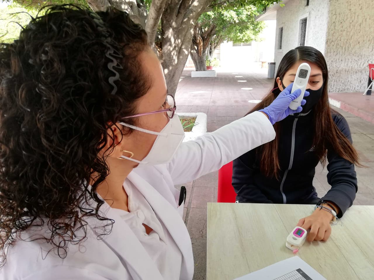 Con cubrebocas, respetando la sana distancia y tomando el resto de las medidas sanitarias sugeridas, las futbolistas acudieron a las pruebas médicas para, eventualmente, comenzar a retomar las actividades.