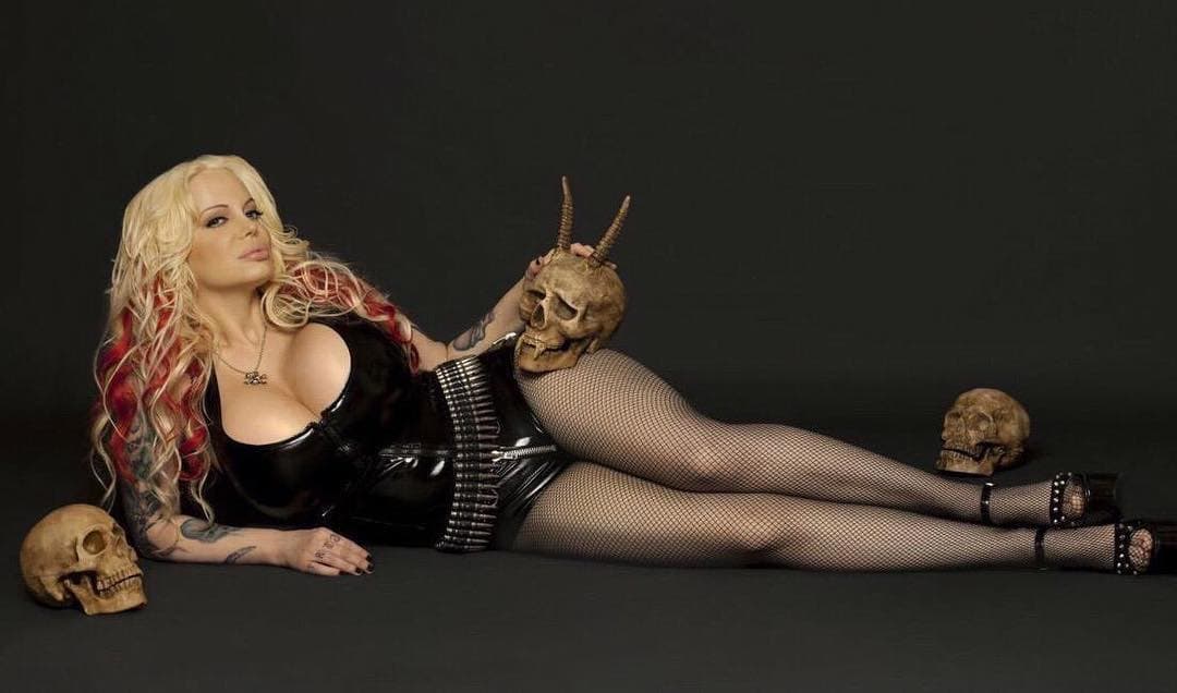 Sabrok dijo que iglesias en Estados Unidos que profesan el satanismo ya la contactaron, a través de redes sociales, y la apoyan su movimiento, “Siempre salgo hablando de esos temas. Mi idea es armar una iglesia satánica, donde yo sea la sacerdotisa”, añadió.