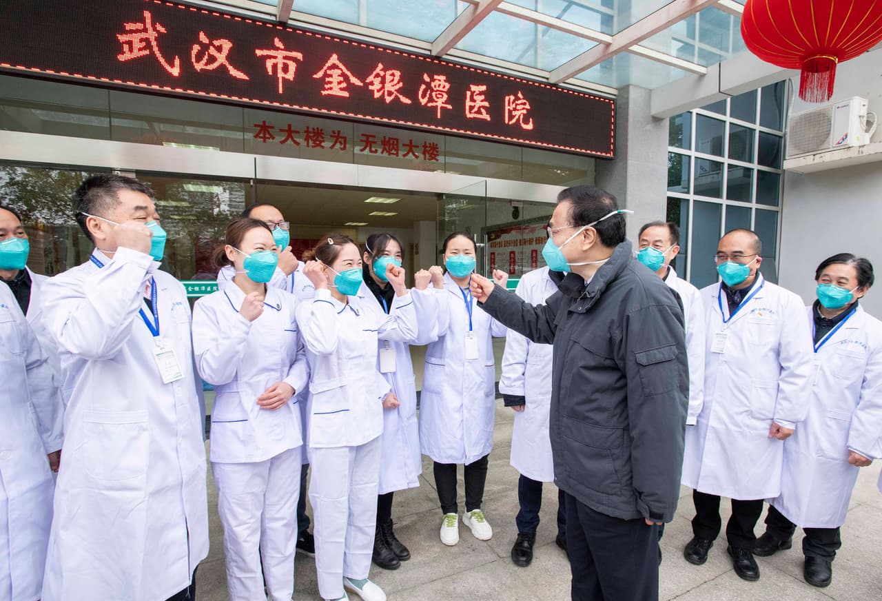 El primer ministro chino, Li Keqiang, habla con doctores en un hospital de Wuhan.