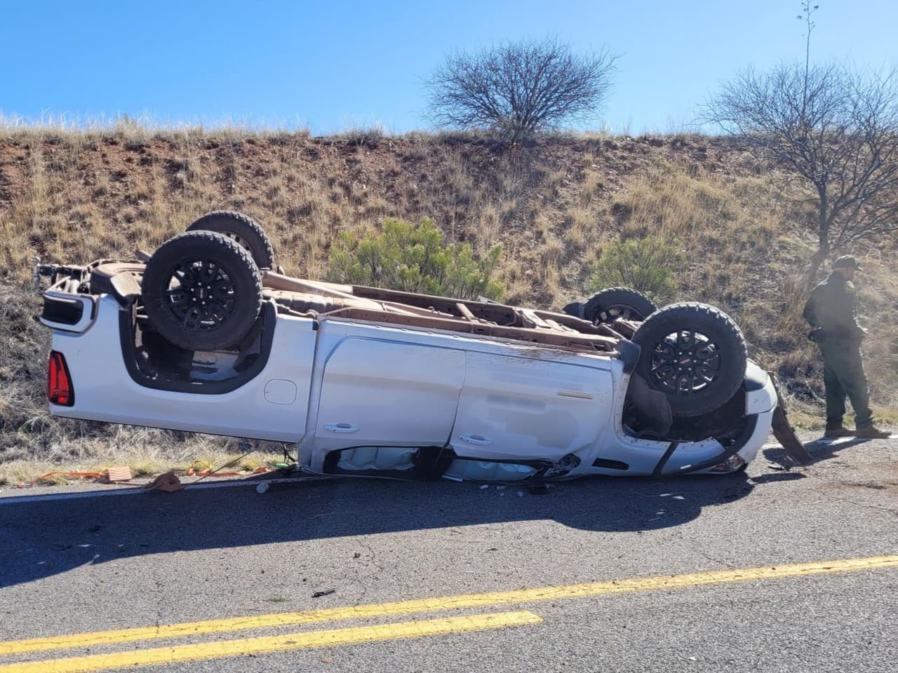 Un automovilista alertó a los agentes de la estación de Sonoita en el punto de control SR-83 de un accidente. Los agentes respondieron, sacaron al conductor del vehículo volcado y ayudaron a los oficiales del Departamento de Seguridad Pública de Arizona. Afortunadamente, nadie resultó gravemente herido, tuiteó la Patrulla Fronteriza.