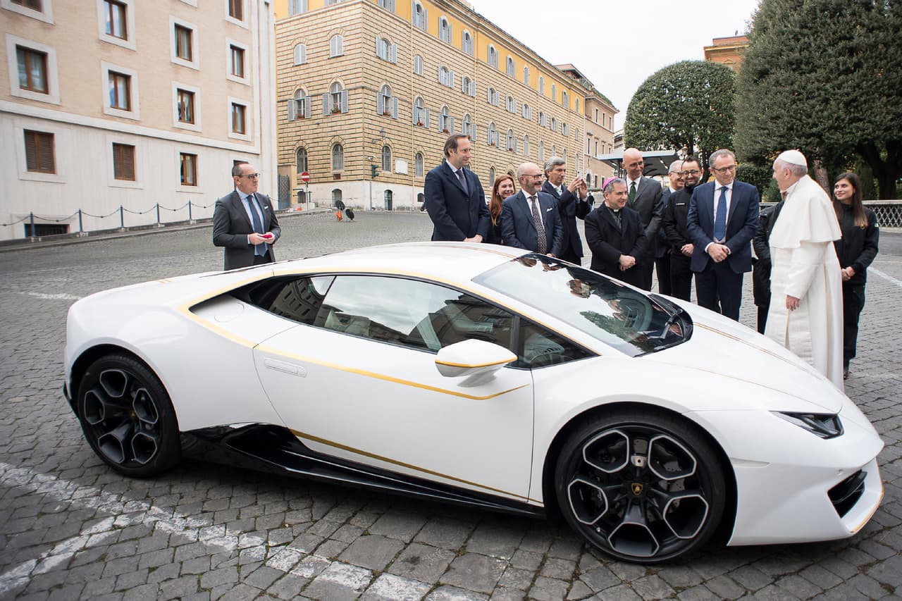 <b>Papa Francisco</b>
<br>El precio para el público del
<b><a href="http://www.univision.com/noticias/lamborghini/lamborghini-huracan-lp610-4-2015-fotos">Lamborghini Huracán</a></b> es $217,000.