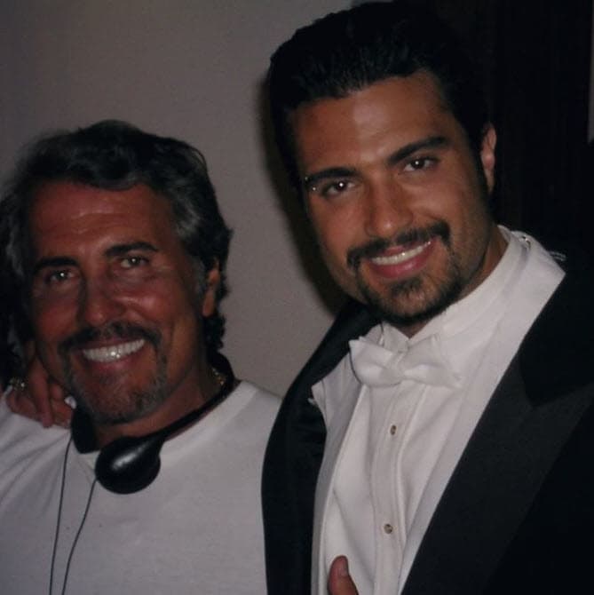 Jaime Camil con sus padres