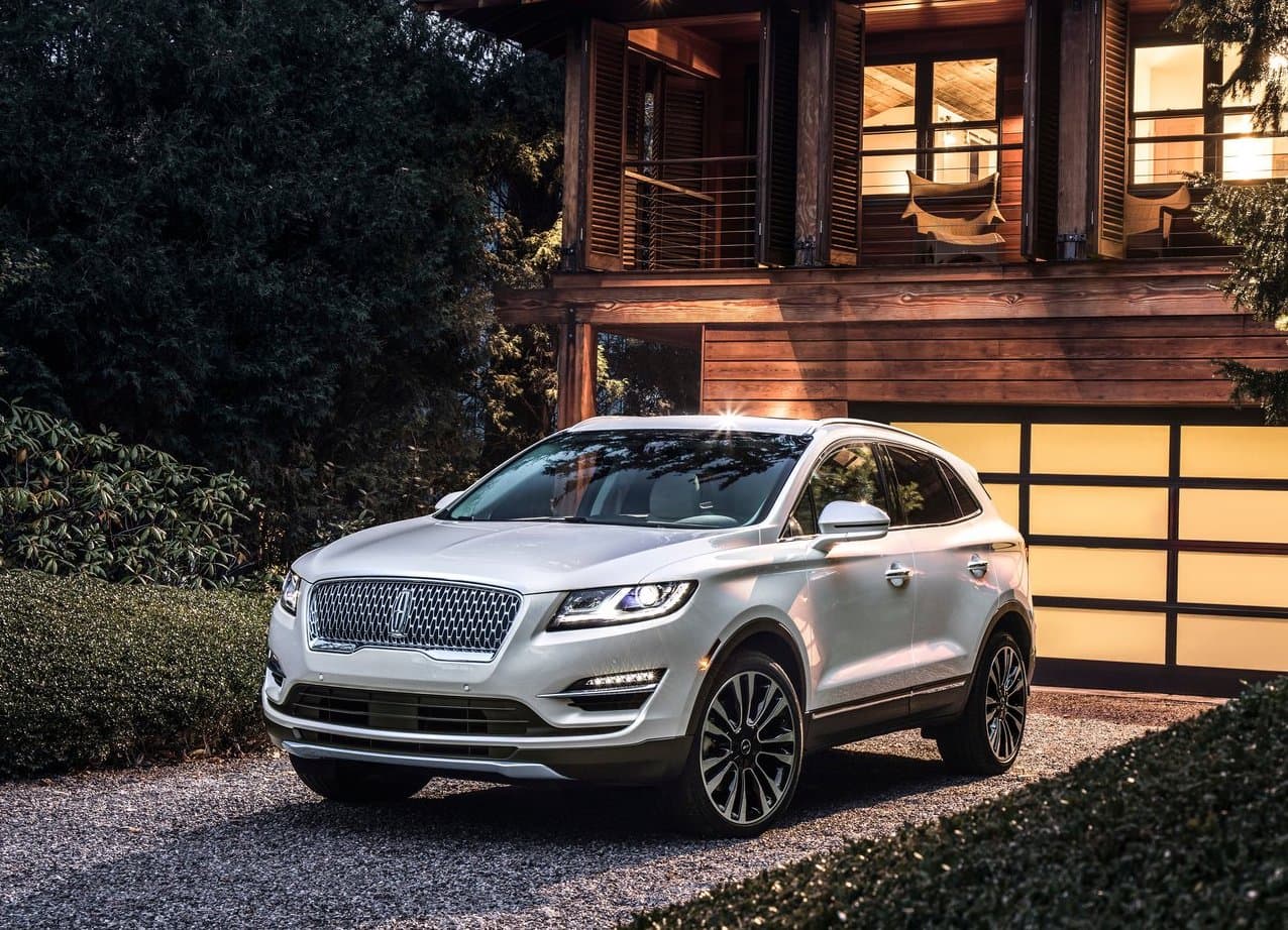 <b>Lincoln MKC</b>
<br>
<br>Lincoln pone fin a la producción de la MKC, pero de cierta manera renace de entre sus propias cenizas para convertirse en la Corsair. Eso sí, con tantas mejoras a su favor, la Corsair jamás será confundida con la MKC. Así también, es de mucho agrado ver que Lincoln deja a un lado la complicada sopa de letras que usaba para nombrar a sus vehículos.
<br>