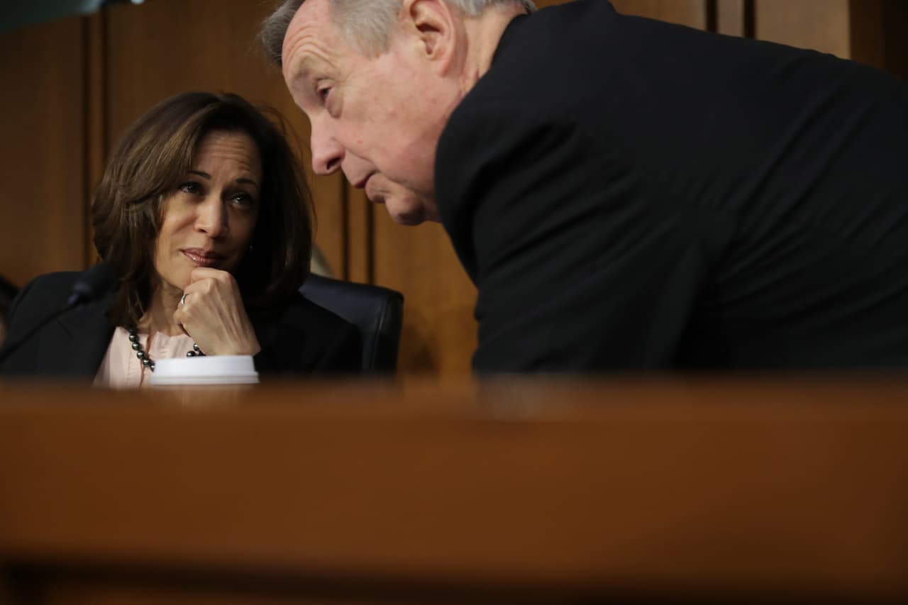 "Su histórica elección muestra a las niñas, mujeres y personas de color en todo este país que su futuro no tiene límites. Espero trabajar con la administración de Biden-Harris para abordar esta pandemia de coronavirus, hacer que nuestra economía vuelva a encarrilarse y hacer que nuestro país avance", dijo el senador Dick Durbin sobre
<a href="https://www.univision.com/temas/kamala-harris">Kamala Harris</a>.