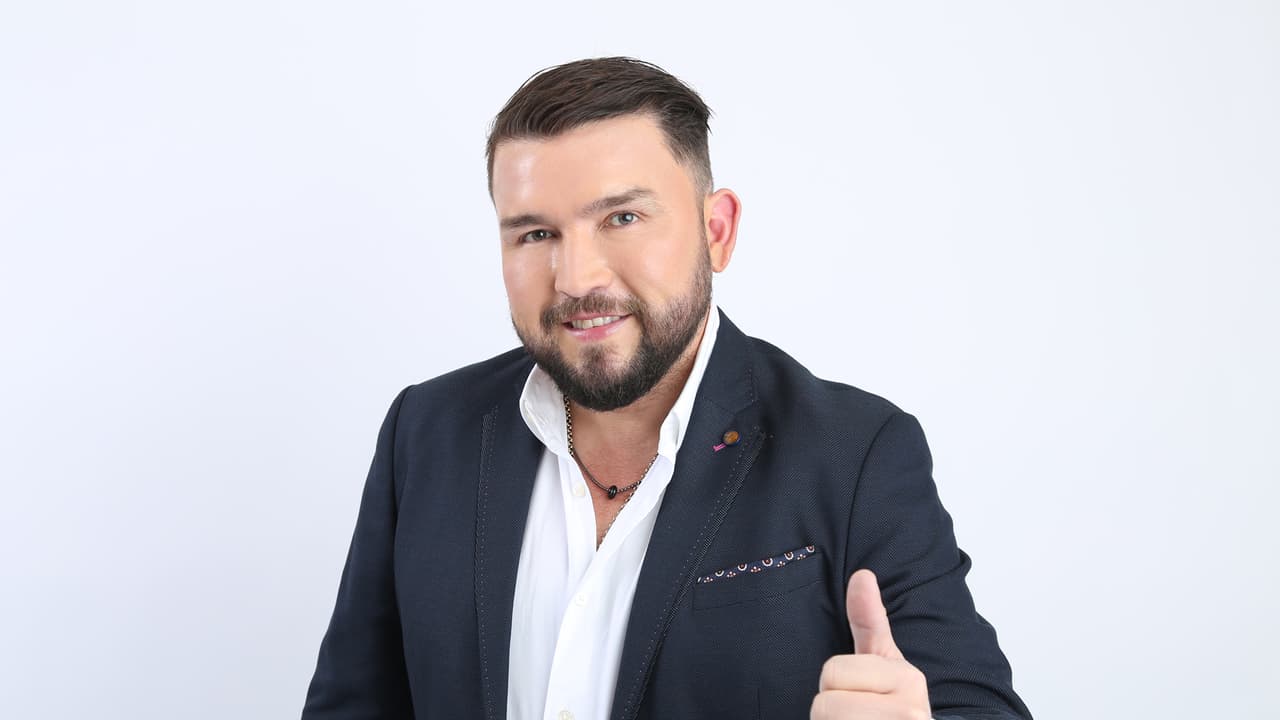 <b>Poncho Lizárraga</b> es uno de los capitanes y su misión es ayudar a estas chicas a triunfar en un género que hasta ahora es dominado por hombres.
<br>
<br>
<a href="http://www.univision.com/shows/la-reina-de-la-cancion/poncho-lizarraga-explica-por-que-el-regional-mexicano-no-es-solo-de-mexicanos-video" target="_blank">Poncho Lizárraga explica por qué el regional mexicano no es sólo de mexicanos</a>