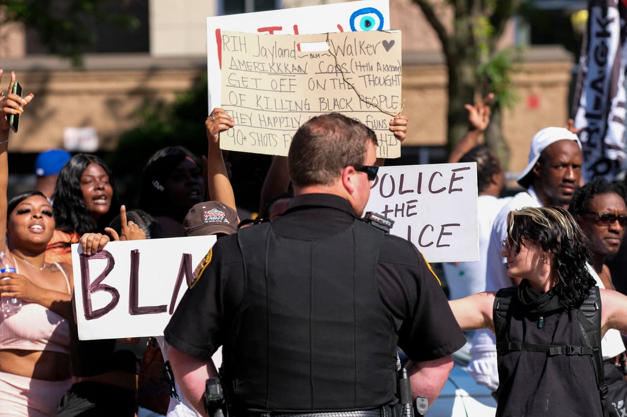 Los policías involucrados en los hechos fueron suspendidos del servicio en espera de la investigación judicial.
<br>