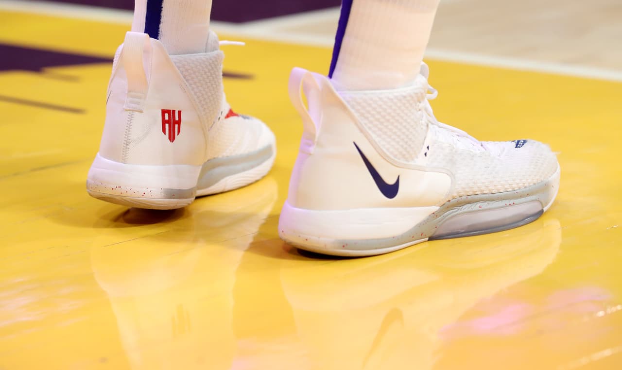 Al Horford de Philadelphia 76ers jugó con estos tenis ante Los Angeles Lakers.