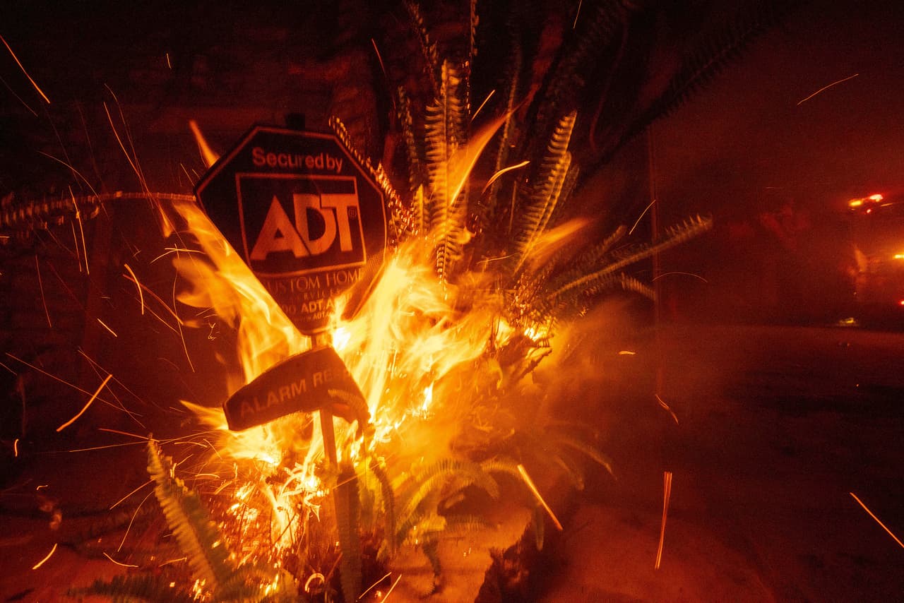 Se ha pedido a los residentes que no utilicen sus aspersores ni rieguen sus céspedes, pues se
<b>utilizará el agua para luchar contra el fuego.</b>