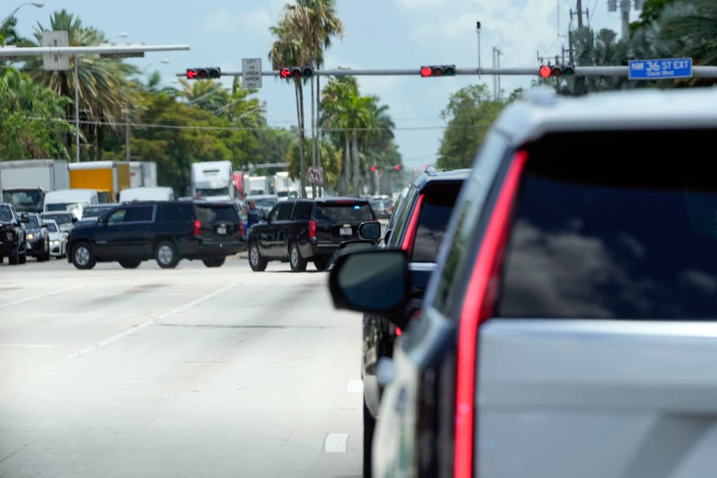 Una caravana con el expresidente Trump partió de su club de golf en Doral. (AP Photo/Alex Brandon)