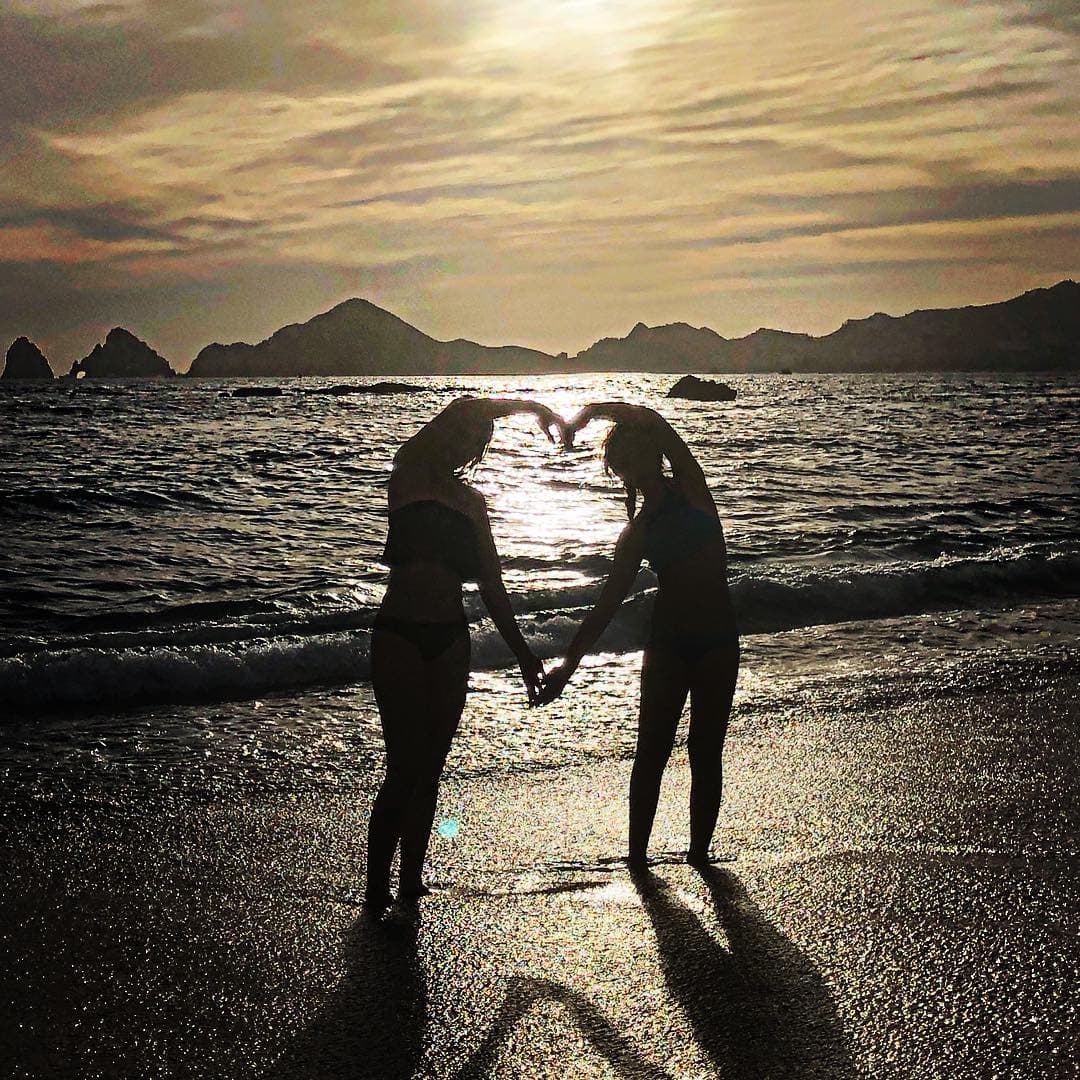 No cabe duda que el carisma y la belleza se heredan, sus hijas Mía (13) y Nina de (11), son el claro ejemplo de ello.