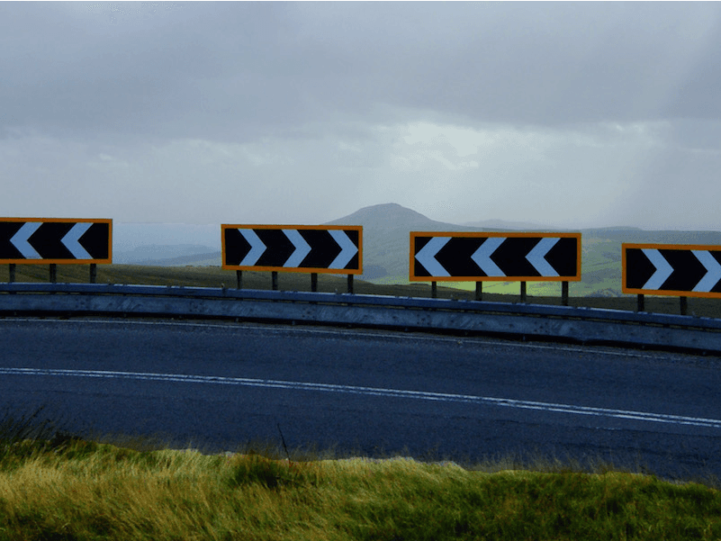 <b>Carretera de las viudas (Gran Bretaña) </b>
<br>La llamada “fabricante de las viudas” fue nombrada en 2010 la carretera
<a href="http://www.dailymail.co.uk/news/article-1290797/Britains-dangerous-road-named-A537.html">más peligrosa de Gran Bretaña.</a> Las curvas cerradas hacen que esta pista sea tan letal como bella.