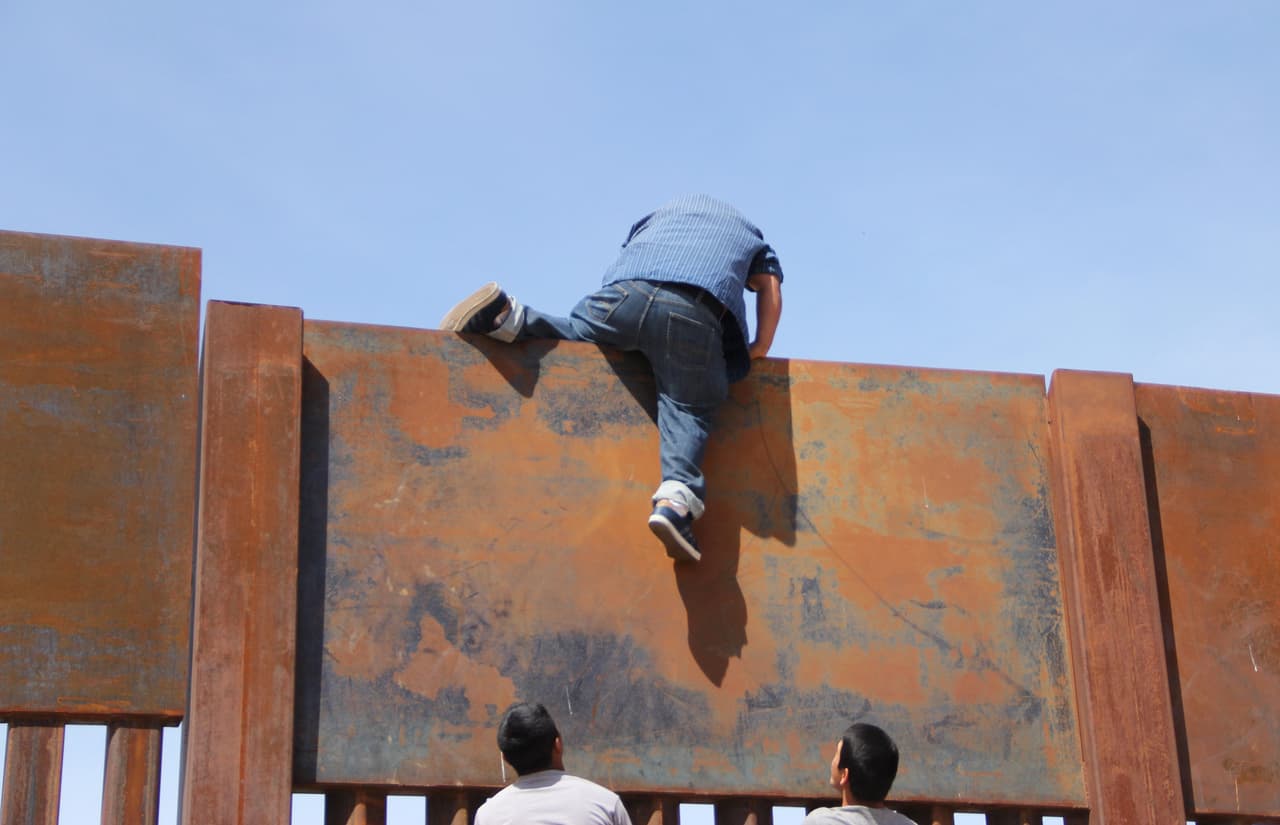 Según un
<a href="https://twitter.com/AFPphoto/status/982429686872625153?s=20">tuit publicado por la agencia AFP</a> saltar la valla solo tomó 2 minutos al joven.