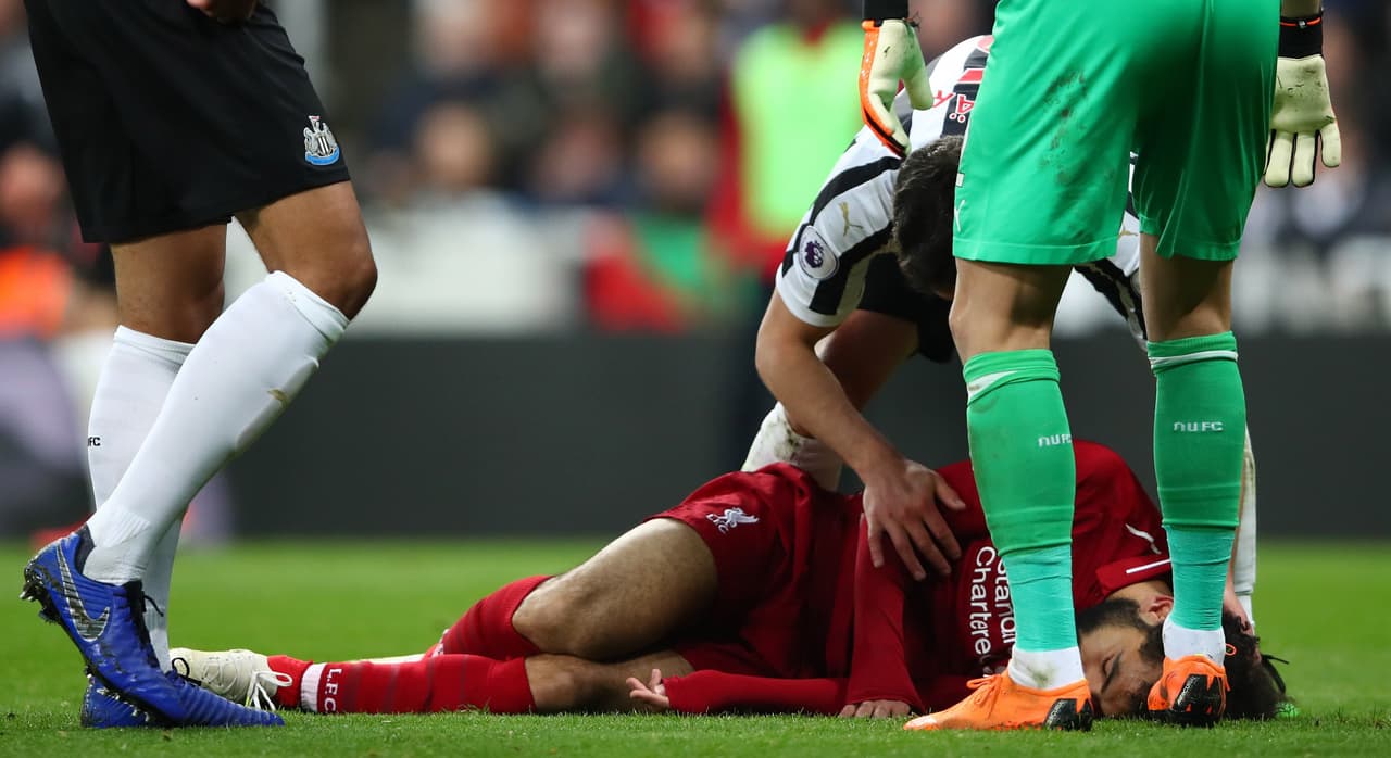 Momento en el que Mohamed es atendido sobre terreno de juego.