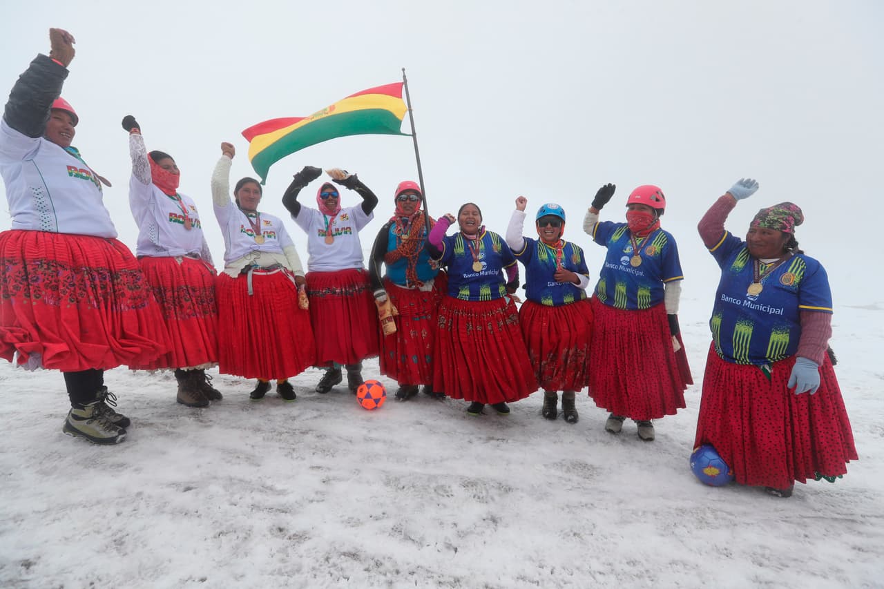 Alicia Quispe, otra de las jugadoras extremas dijo que a todas les gusta el fútbol y la escalada. Esta actividad ayuda a demostrar que las mujeres que usan las faldas tradicionales “son fuertes”.
<br>