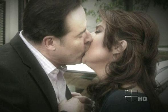 En 'Abrazame muy fuerte' aunque él fungió como el villano de la historia, la química con
<b><a href="http://www.univision.com/temas/victoria-ruffo">Victoria Ruffo</a></b> hizo que la pareja se convirtiera en la favorita de la historia.