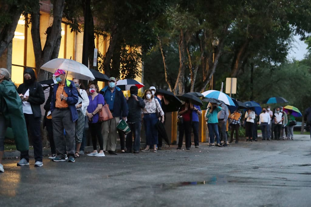 Inmensas filas en Florida: las pistas sobre quién está ganando el voto anticipado