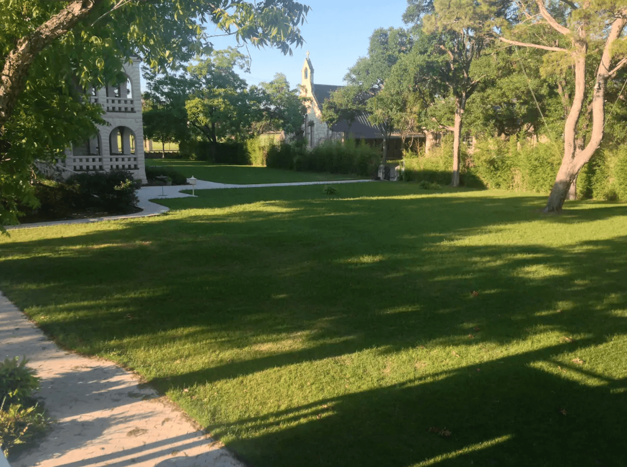 Este lugar era conocido como Terrell Castle. La casa tiene biblioteca, una sala de música, el salón y el comedor.