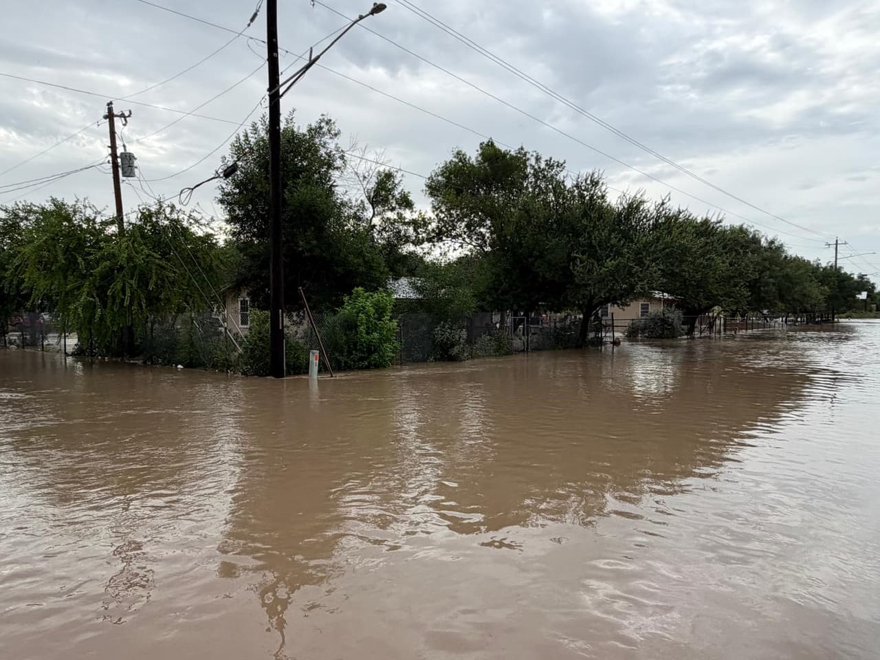 <b>El área de evacuación en Batesville</b> incluye:
<br>
<br>📍 Las zonas cercanas al Río Leona
<br>📍 El Corredor del Río Leona
<br>📍 E Main Street y áreas cecanas
<br>📍 Zonas del este de Main Street
<br>📍 Propiedades en zonas rurales o bajas