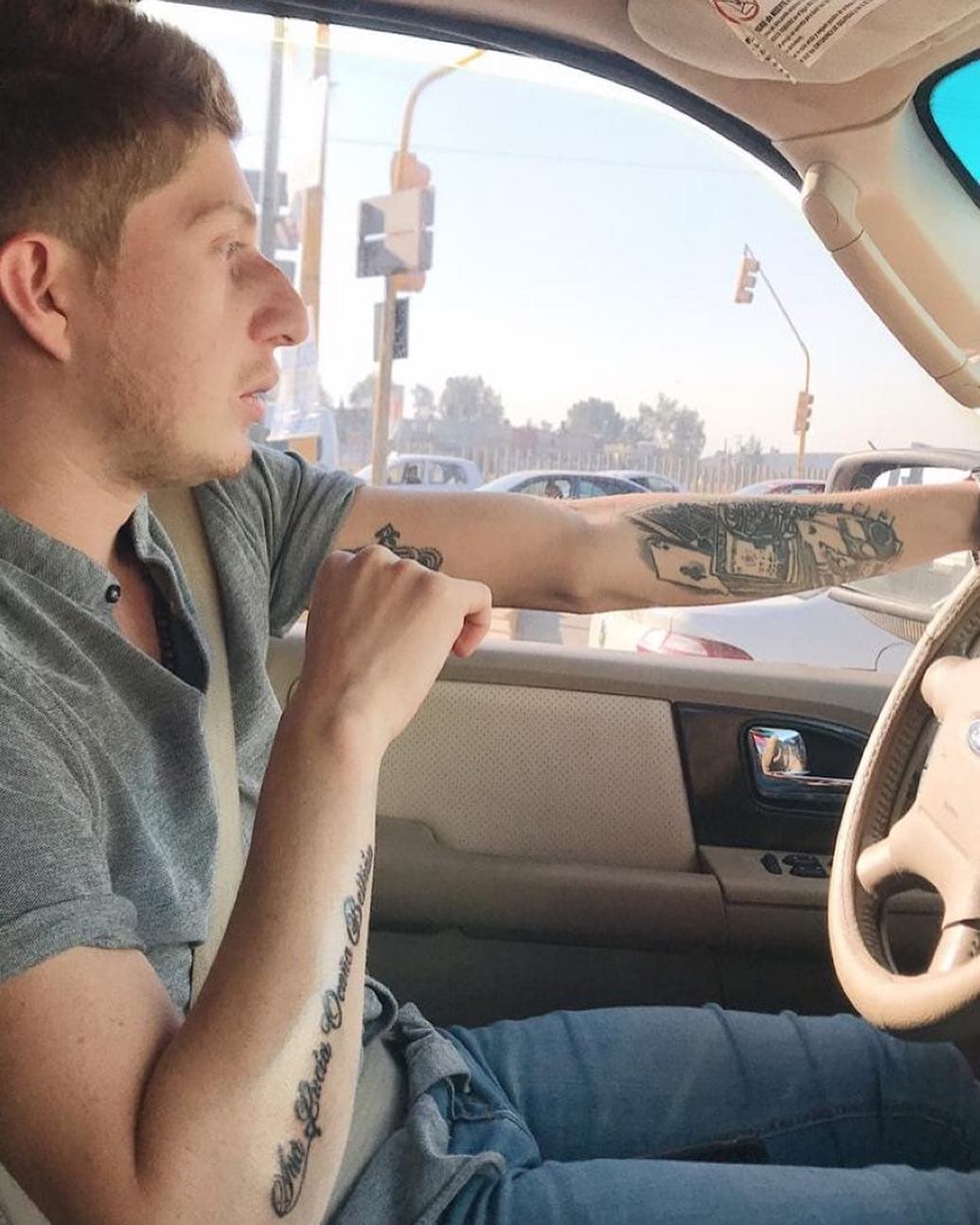 "Aunque el fútbol siempre ha sido mi más grande pasión, de pequeño, cuando veía actuar a mis hermanas gemelas, Ana y Bertha, comencé a motivarme. Ellas fueron mi más grande fuente de inspiración. Por ellas me nació el gusanito de estar en escena, debutando en el programa Vecinos, que me catapultó".