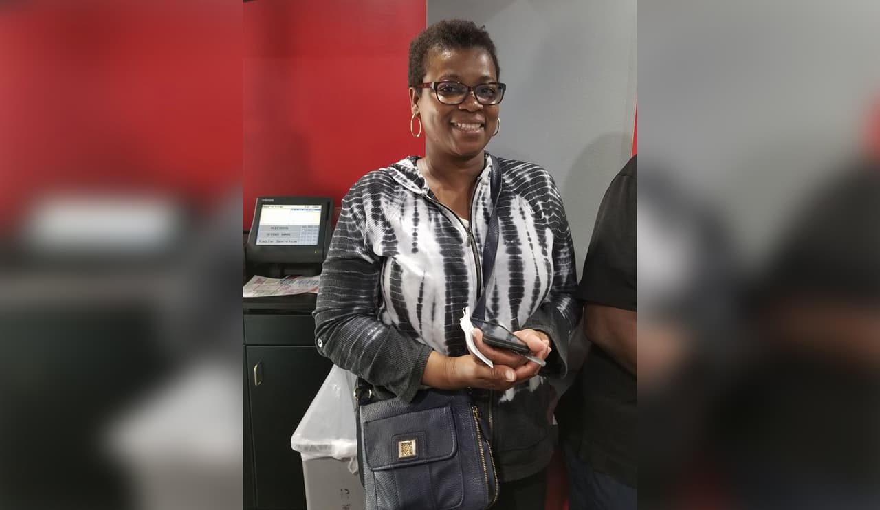 Mujer apuesta 18 dólares a carreras de caballo y gana 1.2 millones