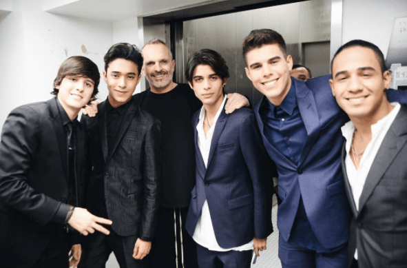 Olé! Un saludito para todas las fans españolas desde la madre patria con Miguel Bosé.