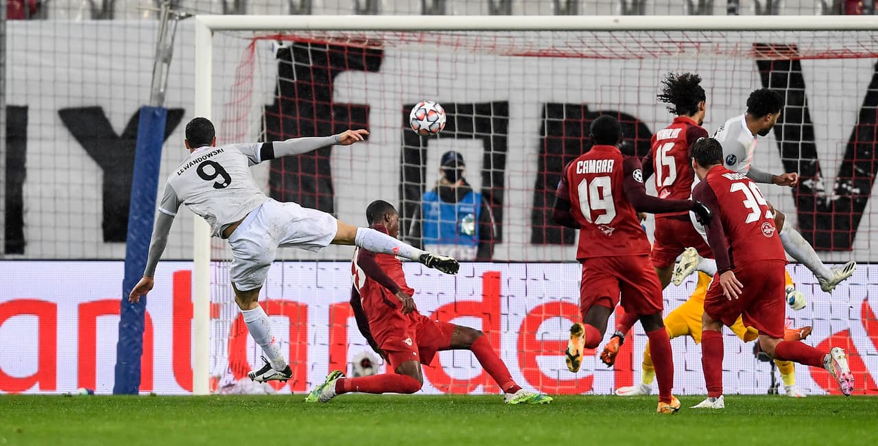 El Bayern despedazó al RB Salzburg 2-6; en 15’ el cuadro de Flick hizo cuatro goles. Por los de Salzburgo marcaron Berisha (4’) y Okugawa (66’); Kristensen (44’) hizo autogol. Lewandowski (21’, 88’), Boateng (79’), Sané (83’) y Lucas Hernández (90+2’) hicieron los del Bayern.