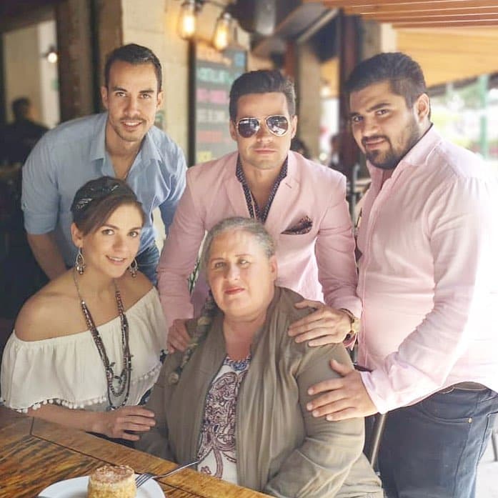 La madre de Eleazar Gómez, Melisa Sánchez, también ha compartido las cualidades que ella considera tiene su hijo:
<b><a href="https://www.univision.com/shows/despierta-america/debio-defender-a-su-hijo-polemica-por-el-mensaje-de-la-madre-de-eleazar-gomez-muy-afectada-y-enferma-video" target="_blank">"Es un niño muy bueno"</a></b>, dijo en un video que se publicó en Instagram en el que admitió que desea abrazarlo.
<br>