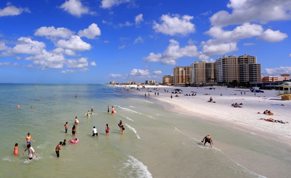 La playa de Clearwater se caracteriza por las distintas tonalidades de azul de su agua.