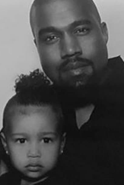 En verdad que Kanye y Kim sí se rompieron la cabeza para nombrar a su hija: ¡North West!, que en español sería Noroeste. ¿Qué opinará la pequeña de su nombre en unos años más?