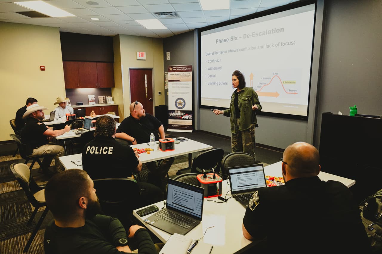 Michelle Parsons imparte un curso de formación obligatorio para los agentes escolares en Texas.