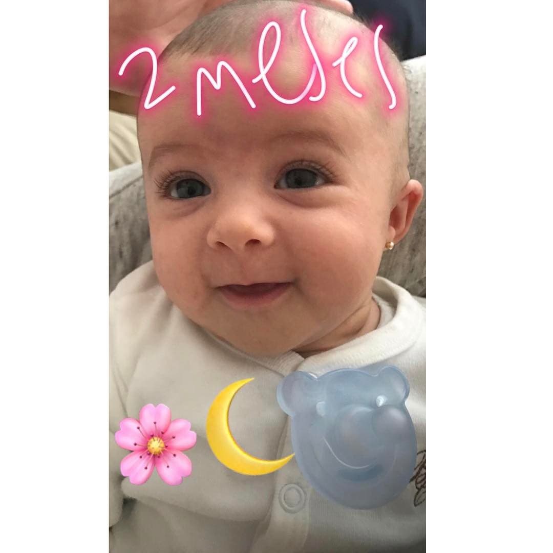 Todavía recordamos cuando con la palabra "Amor"
<b><a href="http://www.univision.com/temas/zuria-vega">Zuria Vega</a></b> compartió esta tierna imagen, con la que celebró los 2 primeros meses de vida de su pequeña Lúa.