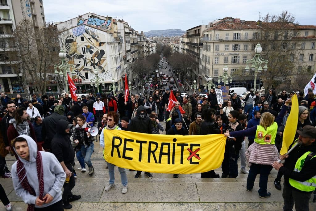Diputados de fuerzas opositoras presentaron dos mociones de censura, que se discutirán a partir del lunes. La aprobación de cualquiera de ellas (algo en principio poco probable) anularía el decreto presidencial y obligaría a la primera ministra Elisabeth Borne a presentar su renuncia.
