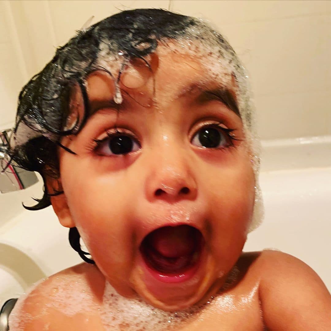 A través de un video de Instagram, Lozano compartió la noticia de su nueva adopción: "Te amamos Ana Lucía. Eres una enorme bendición en nuestras vidas", escribió.