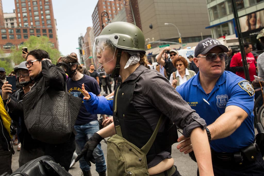 Oficiales del NYPD intervienen con algunos de los manifestantes en Union Square.