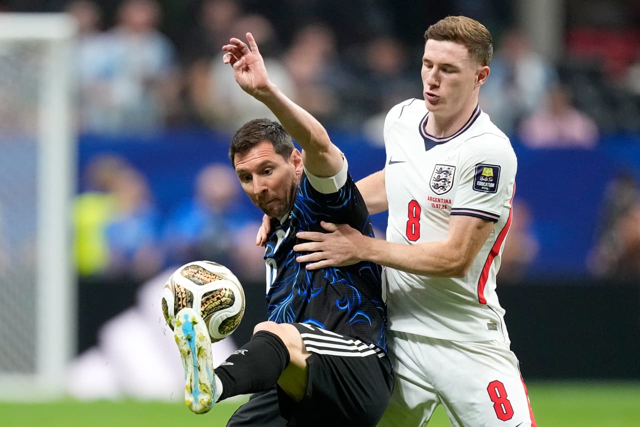 Messi le pelea el balón a Elliot Anderson.