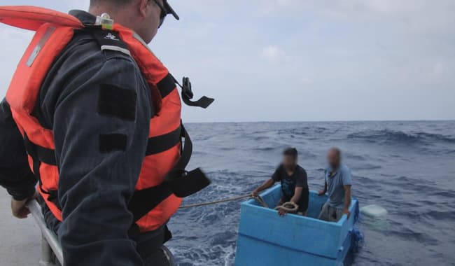 Sin comer, flotando en una hielera y deshidratados: rescatan a dos pescadores que llevaban 5 días de naufragio en México