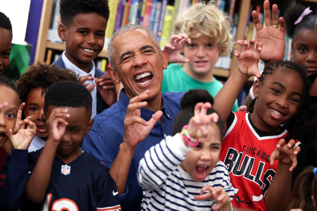 Barack y Michelle Obama sorprenden a los primeros visitantes de su nuevo centro presidencial