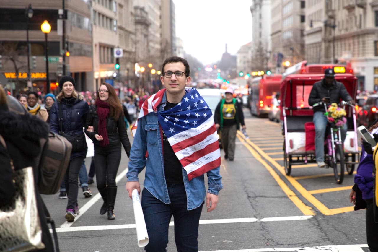 La multitudinaria marcha terminó desbordándose por el centro de la ciudad.
