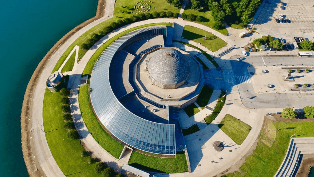 Ya sea que estes buscando actividades para niños, que quieras aprender más sobre el espacio o disfrutar de la increíble vista del horizonte de Chicago, los días gratuitos son divertidos para todas las edades y no cuesta nada.