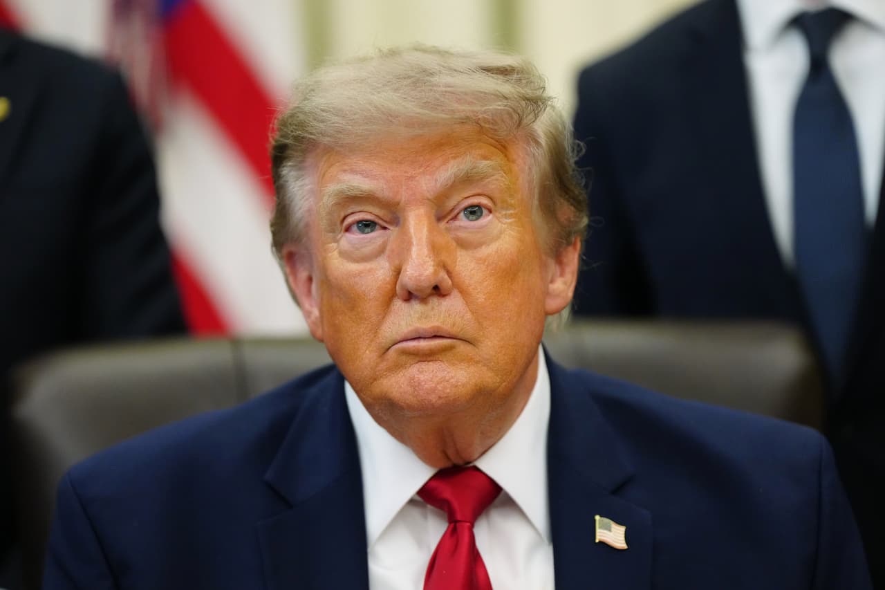 Trump da marcha atrás al peaje del 20% en el estrecho de Ormuz a cambio de inversiones de Oriente Medio