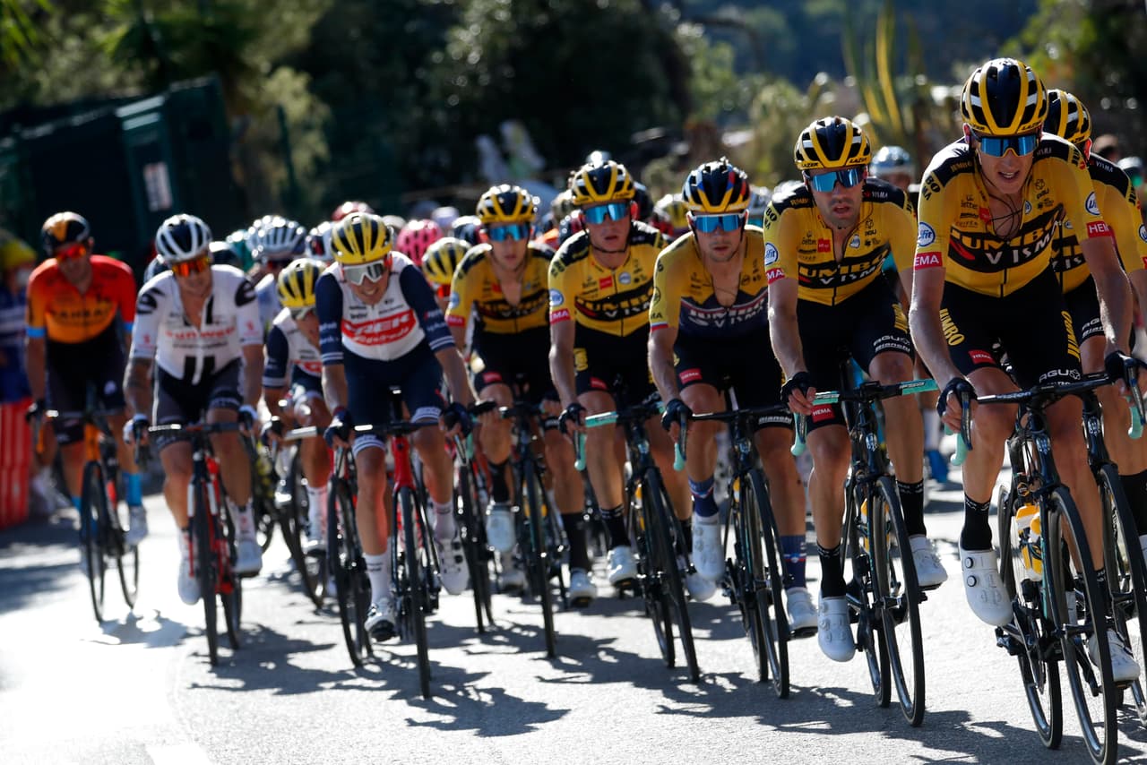 Los cilcistas Jumbo-Vista liderando al resto del grupo.