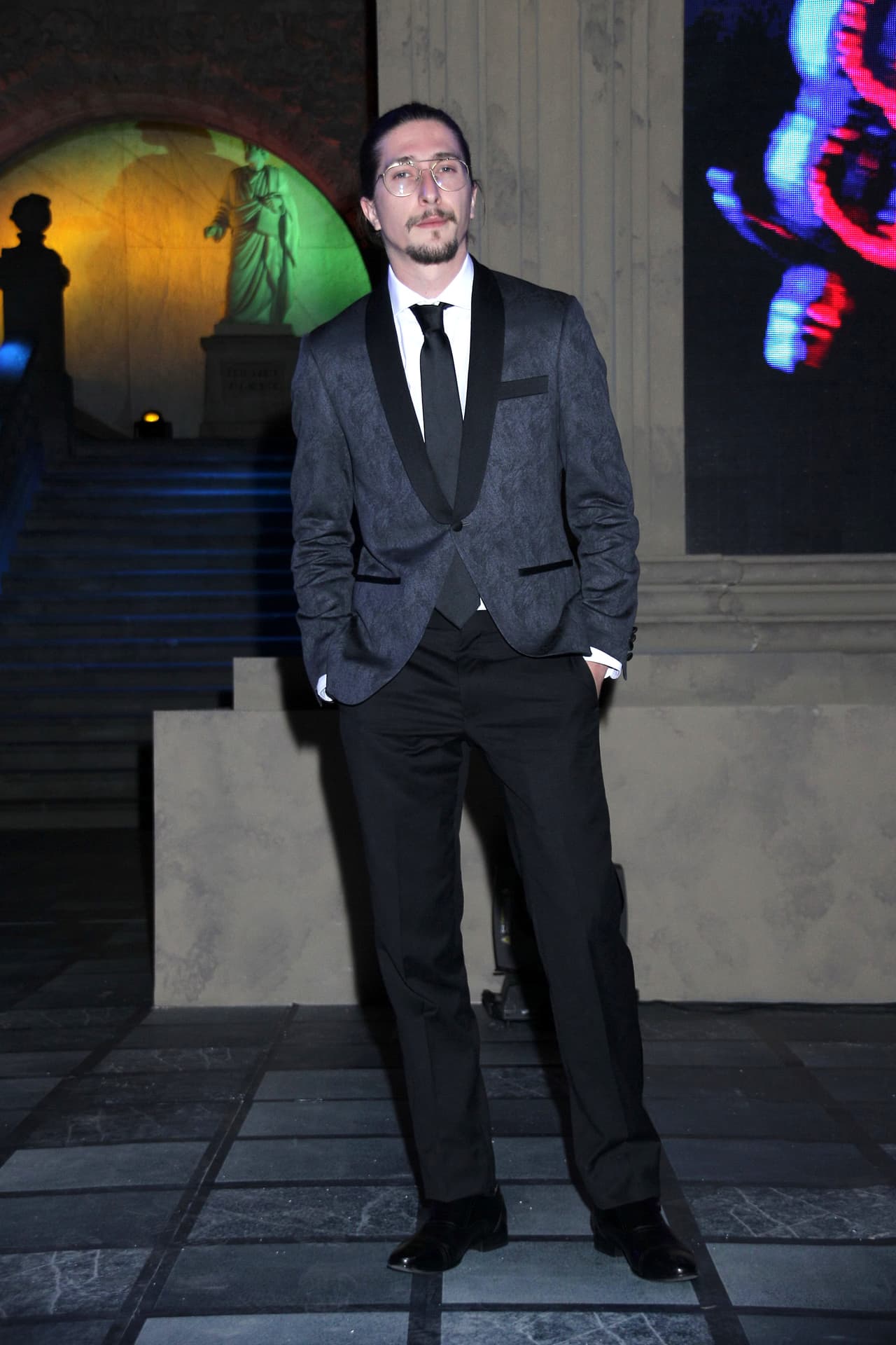 El joven actor ha seguido la carrera de su madre y el hombre que lo educó. Ha participado en exitosos melodramas como
<b>Te Acuerdas de Mí</b> y
<b>Médicos, Línea de Vida. </b>
<br>