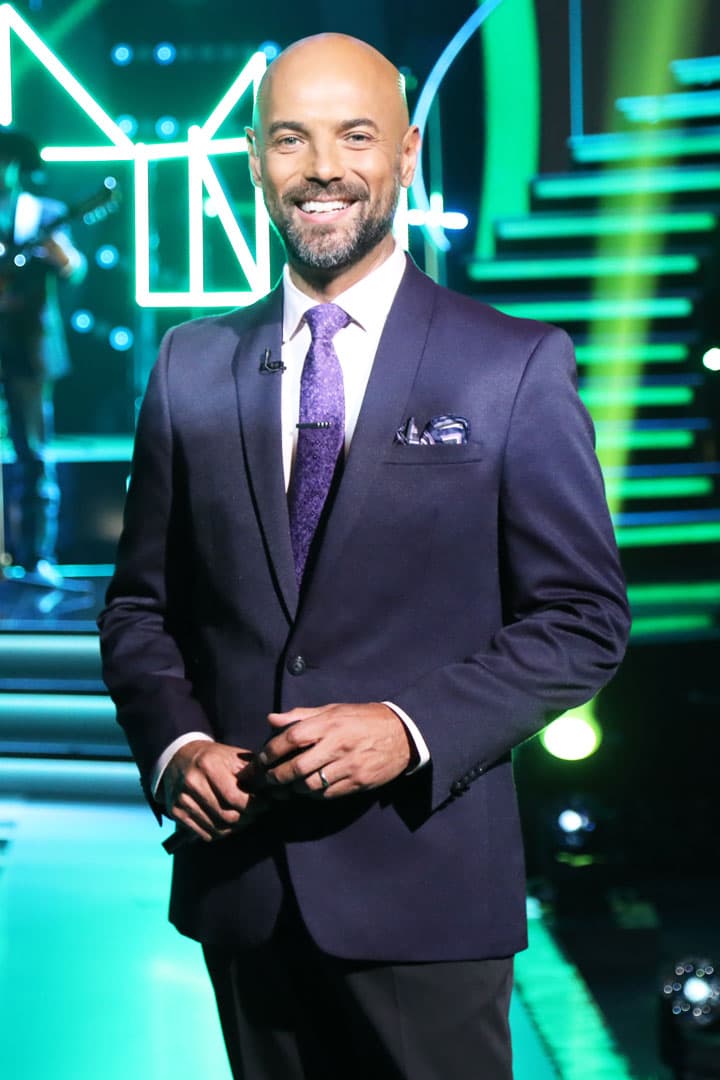 Javier Poza se presentó a la cuarta gala de Mira Quién Baila con un traje azul que combinó con una corbata morada.