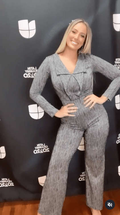 Y como esa noche "lo dio todo" con su acompañante, ella misma se preguntó por qué si estaba en casa, no intentaba cambiar de look, y así lo hizo. Como segundo vestuario optó por un enterizo color gris.