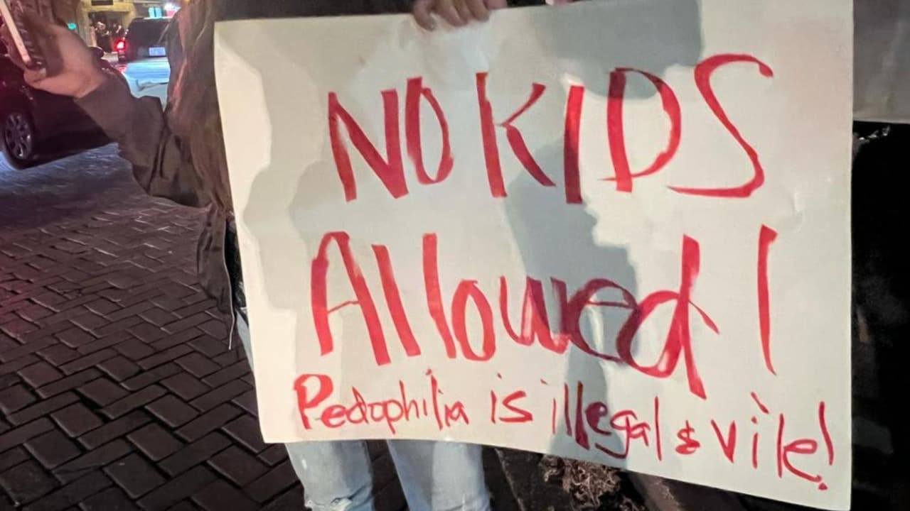 En las pancartas del grupo en contra del show, dan un mensaje en el que asocian la pedofilia con el hecho de que el espectáculo sea de drag queens y no haya restricciones de edad.